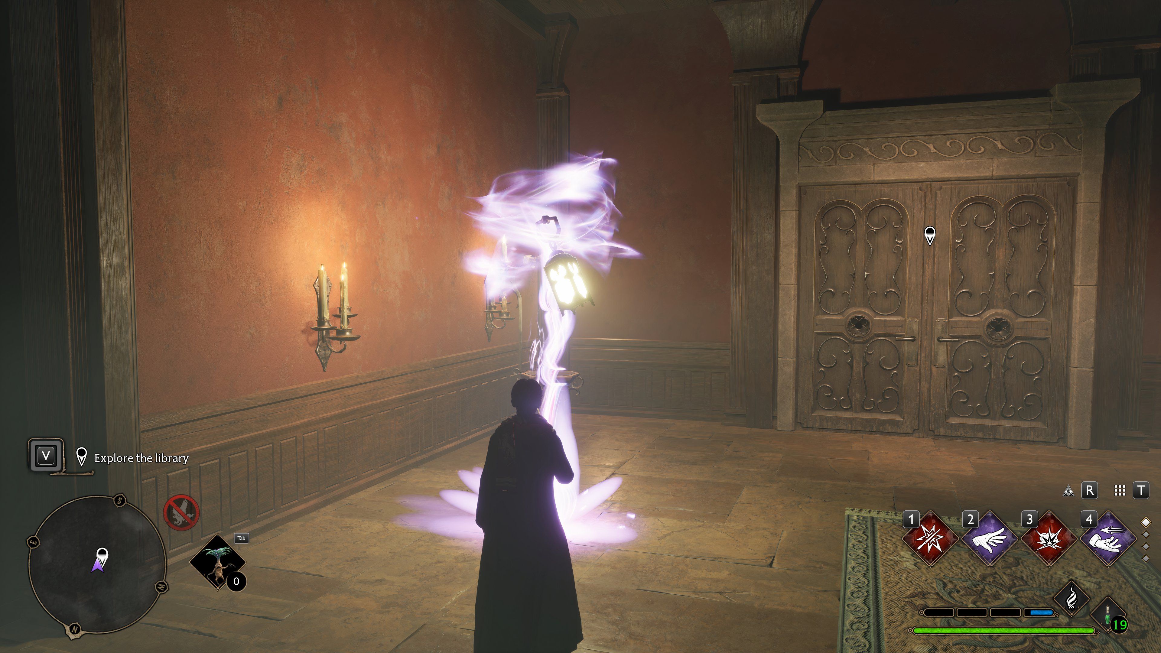 Estudante da Grifinória carregando lanterna mágica para abrir portas na biblioteca da loja assombrada de Hogsmeade no legado de Hogwarts