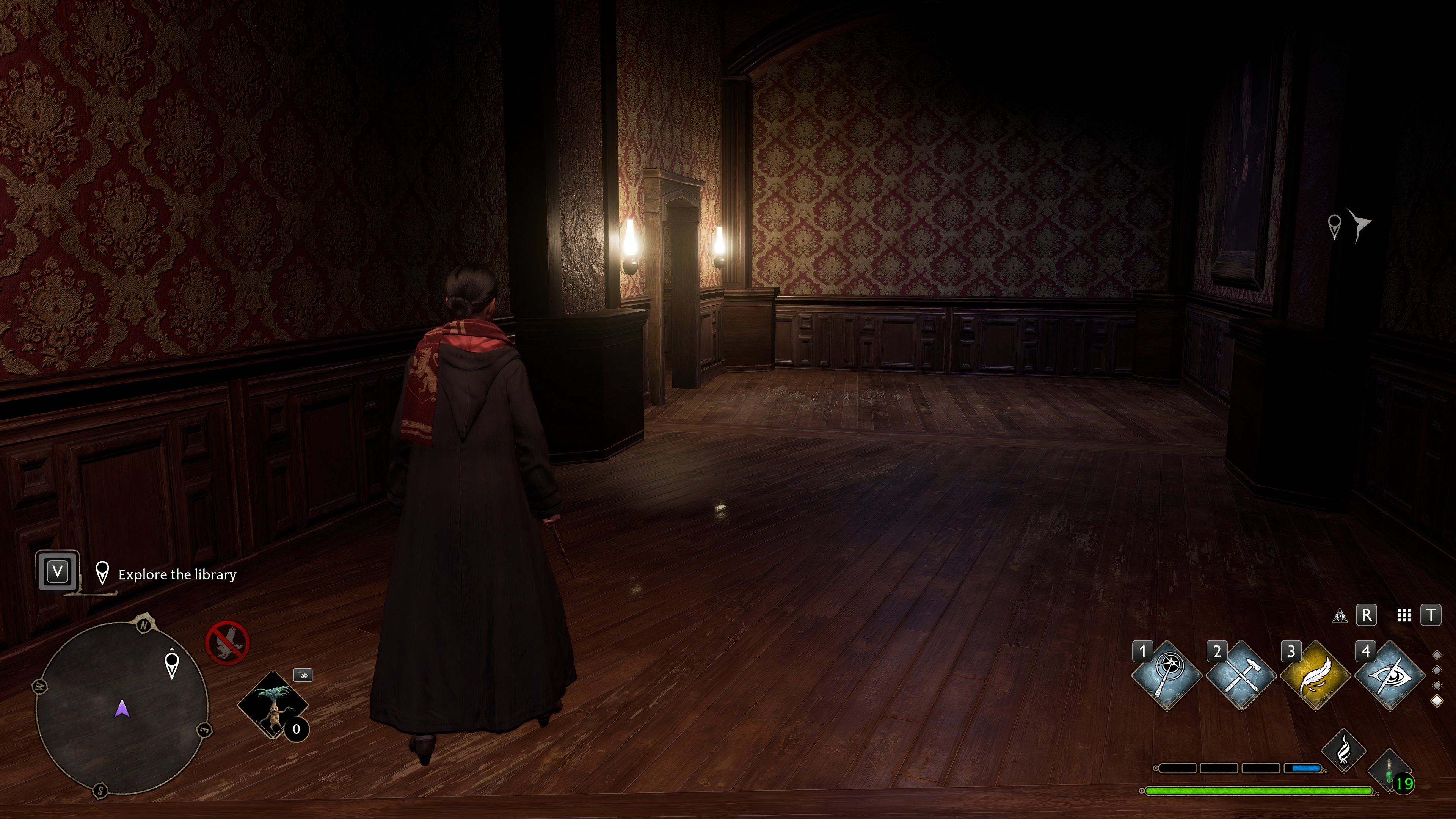 Aluna da Grifinória explorando o labirinto do corredor na biblioteca da loja assombrada de Hogsmeade no legado de Hogwarts