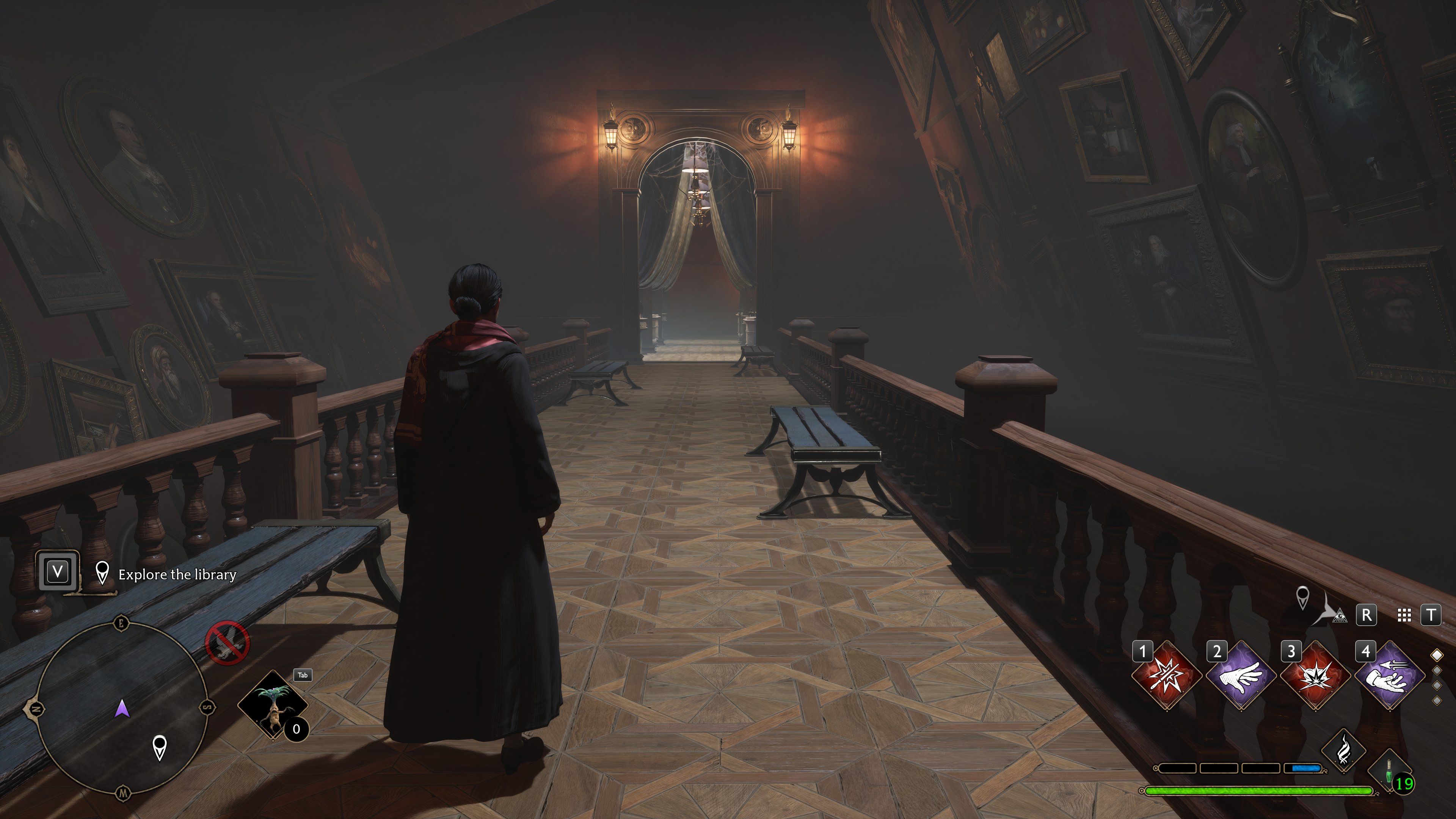 Aluna da Grifinória explorando o corredor giratório na biblioteca da loja assombrada de Hogsmeade no legado de Hogwarts