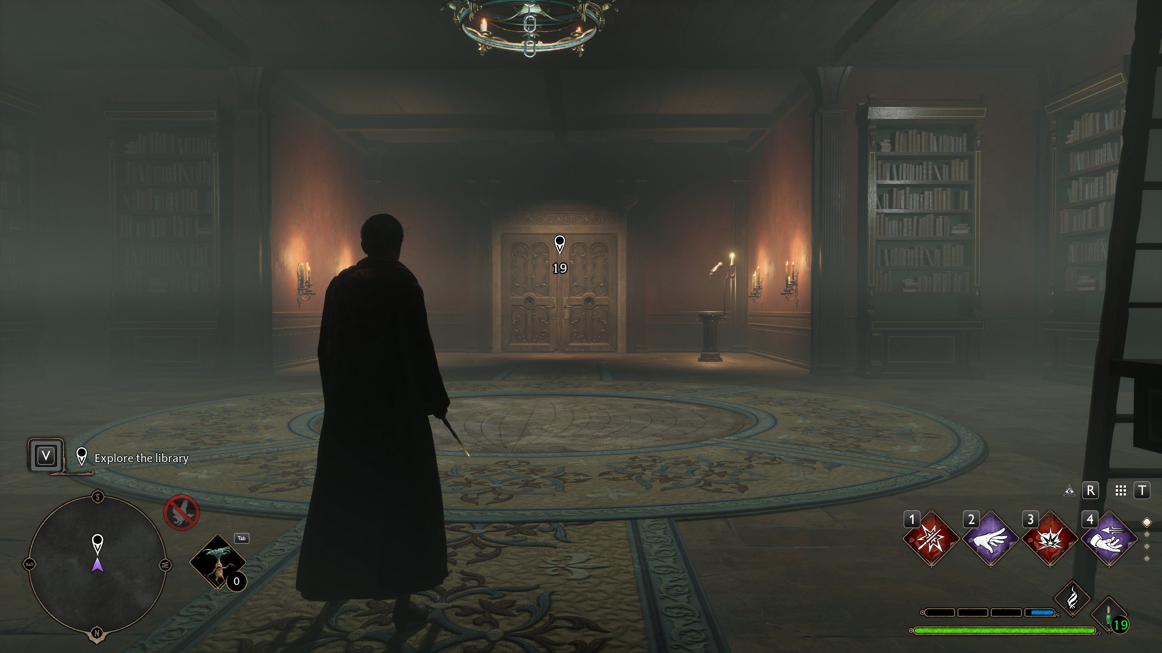 Aluna da Grifinória segurando uma varinha em pé na biblioteca da loja assombrada de Hogsmeade no legado de Hogwarts