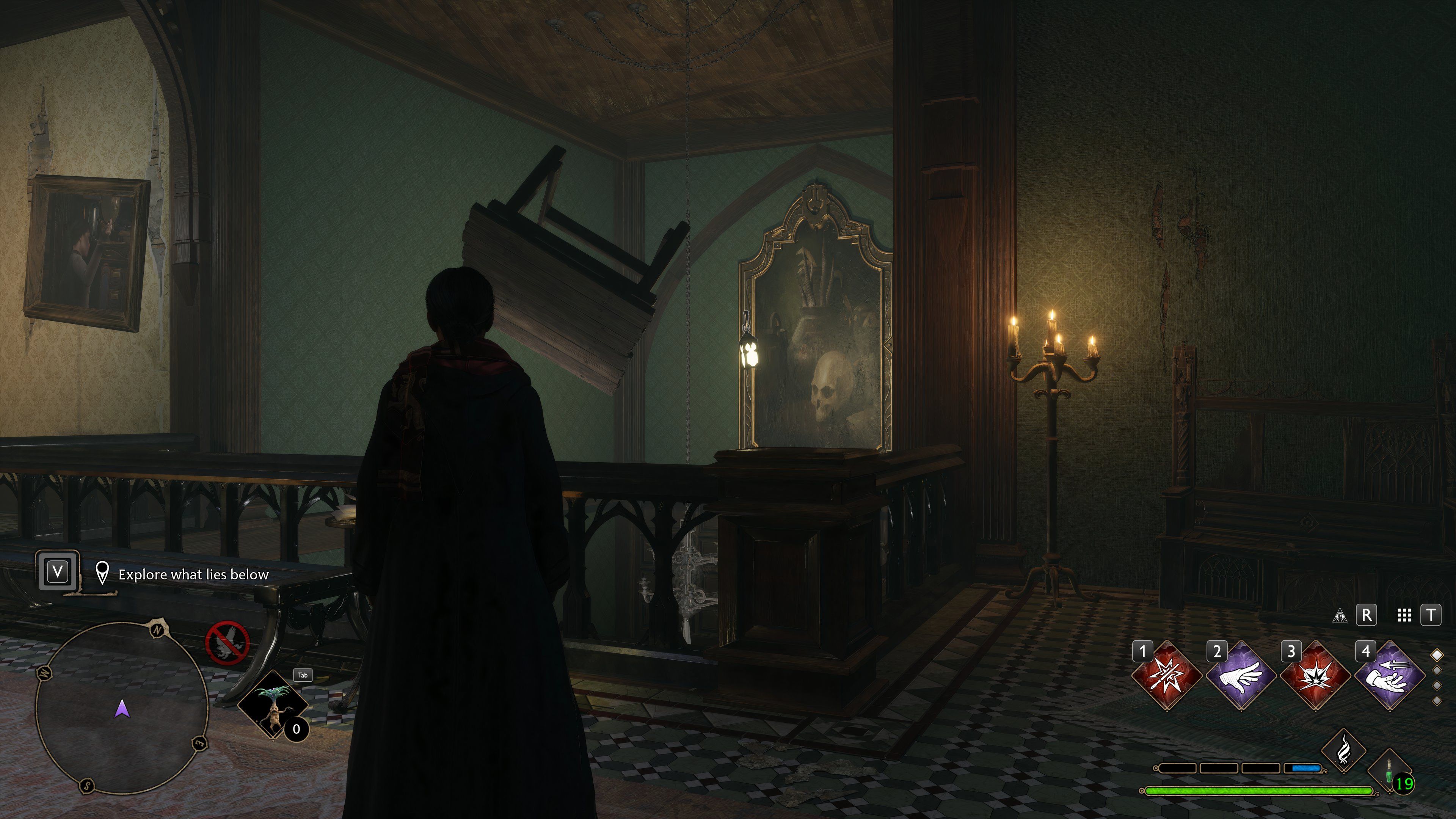 Estudante da Grifinória olhando para uma lanterna mágica flutuando perto de um retrato no porão da loja assombrada de Hogsmeade no legado de Hogwarts