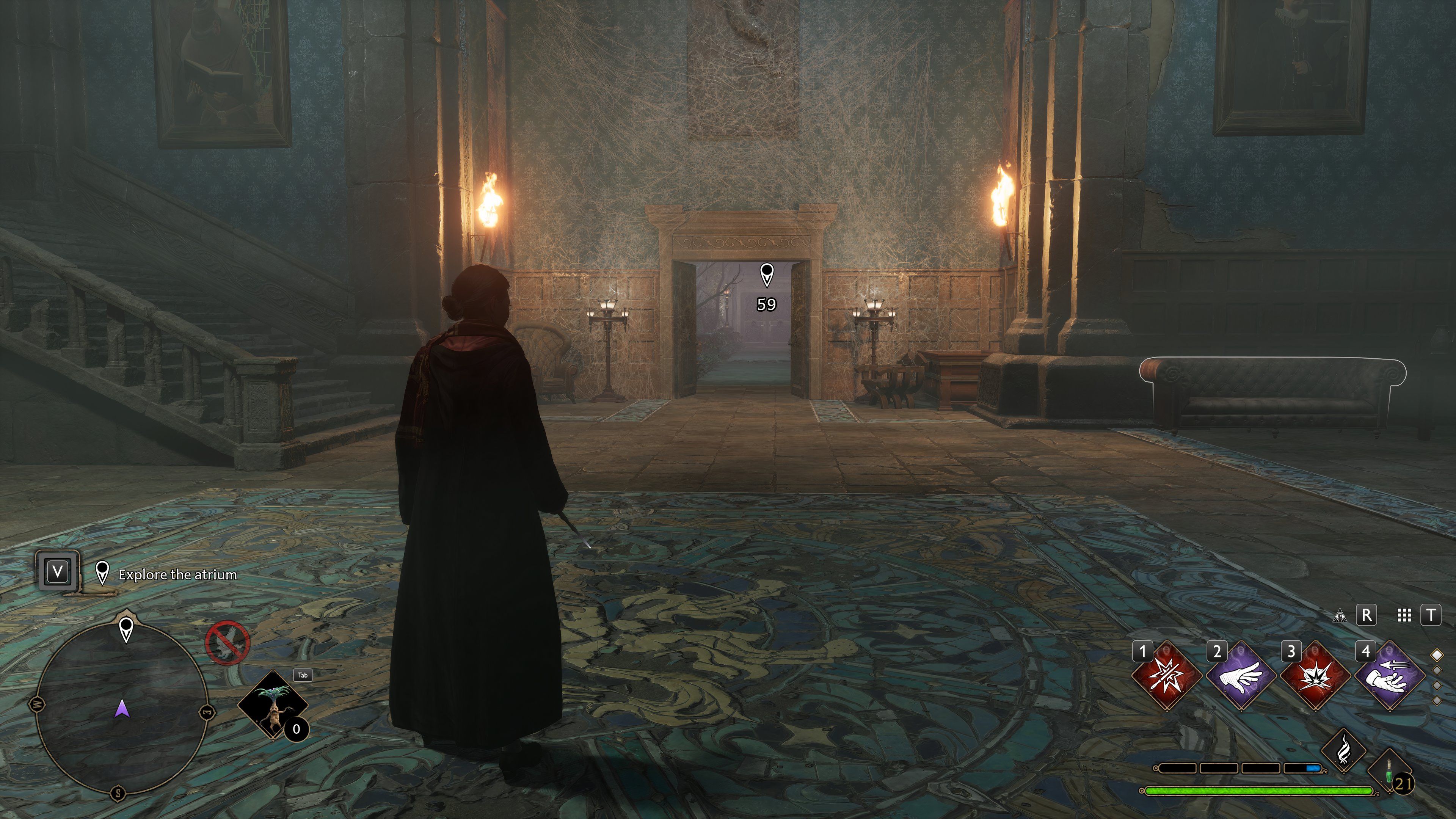 Aluna da Grifinória olhando para o longo corredor do átrio do porão da loja assombrada de Hogsmeade no legado de Hogwarts
