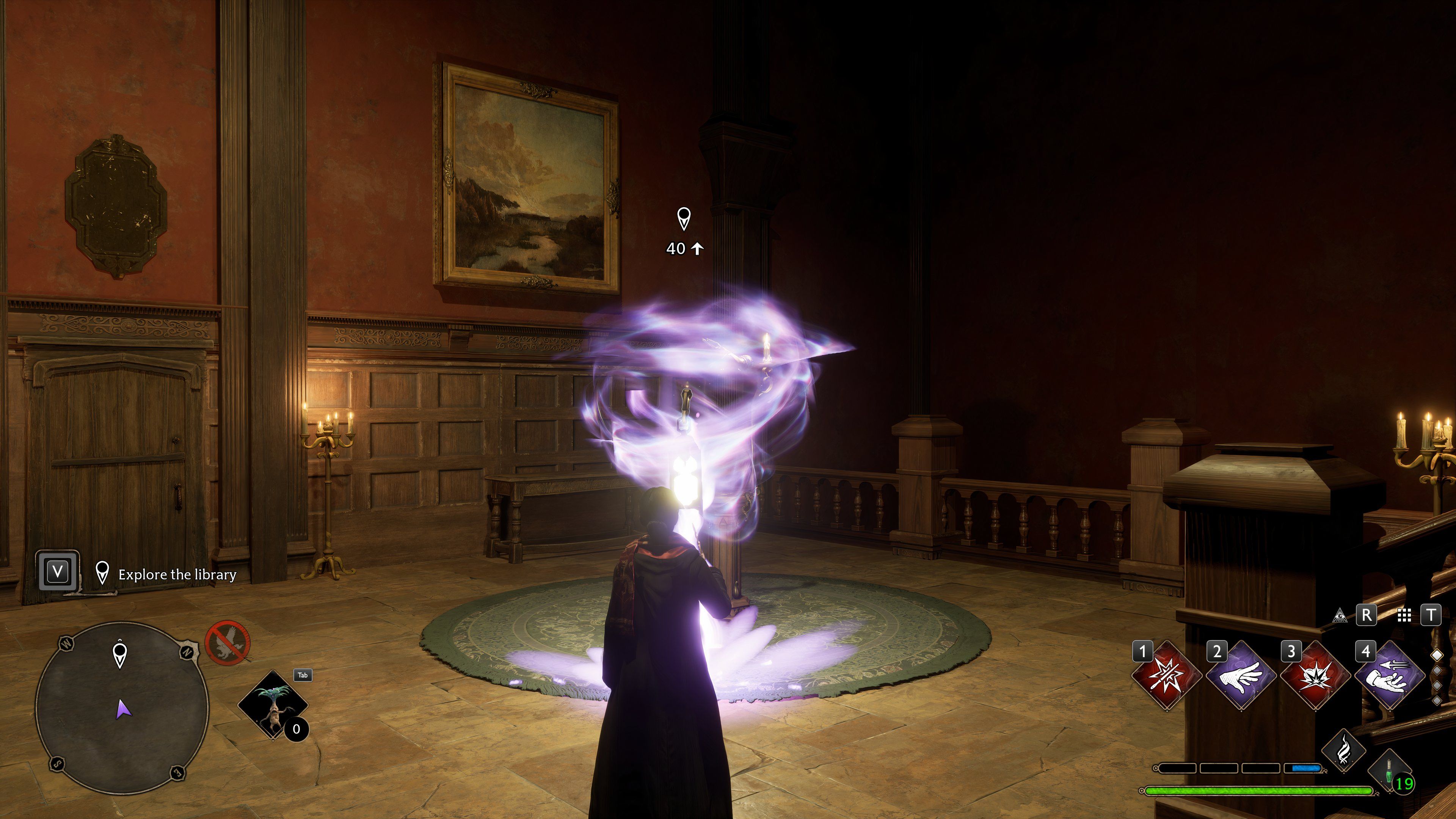 Estudante da Grifinória usando Wingardium Leviosa na lanterna mágica para abrir a pequena porta da biblioteca no legado de Hogwarts