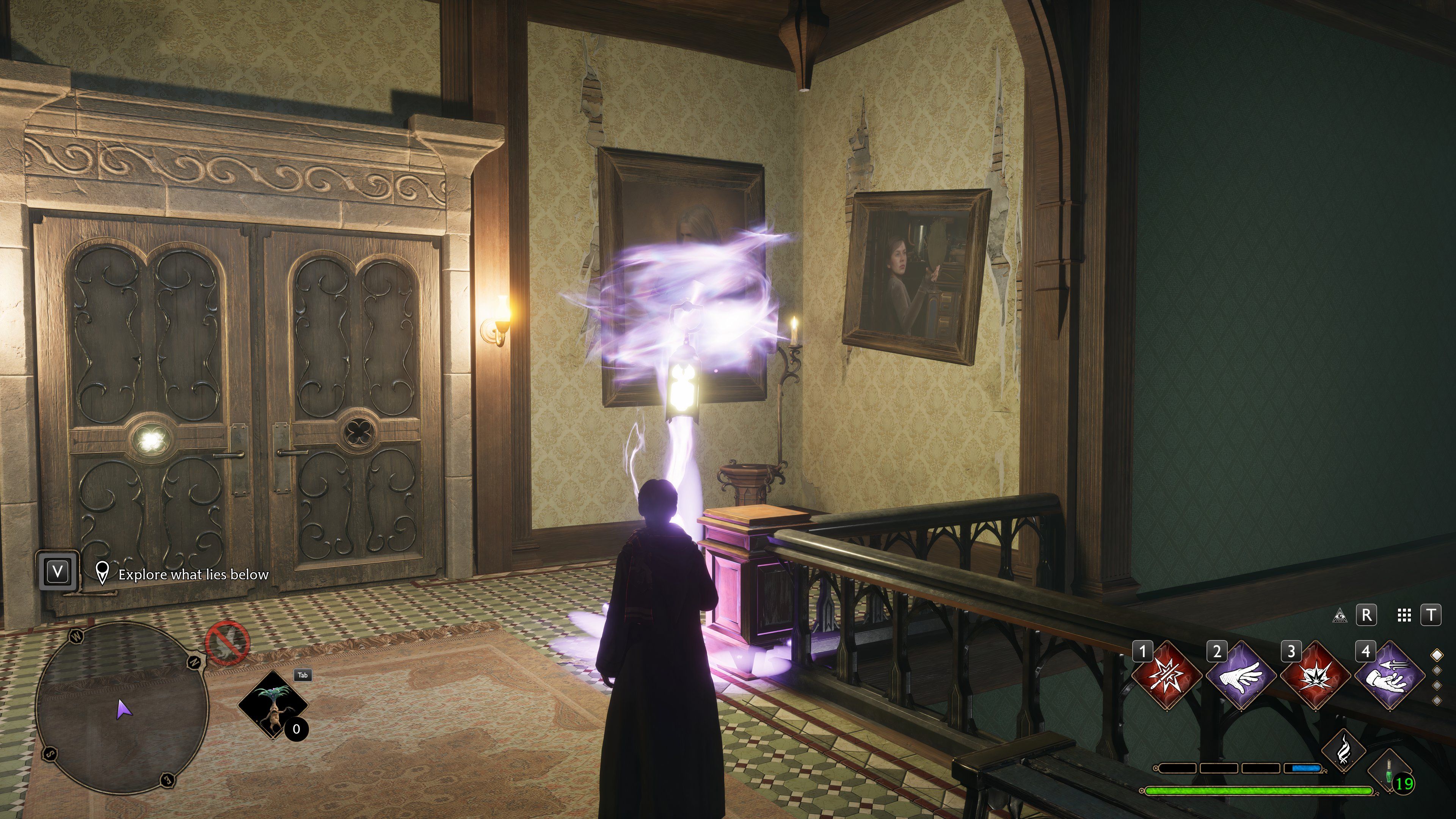 Estudante da Grifinória usando Wingardium Leviosa para carregar lanterna mágica para gancho de mão na loja assombrada de Hogsmeade no legado de Hogwarts