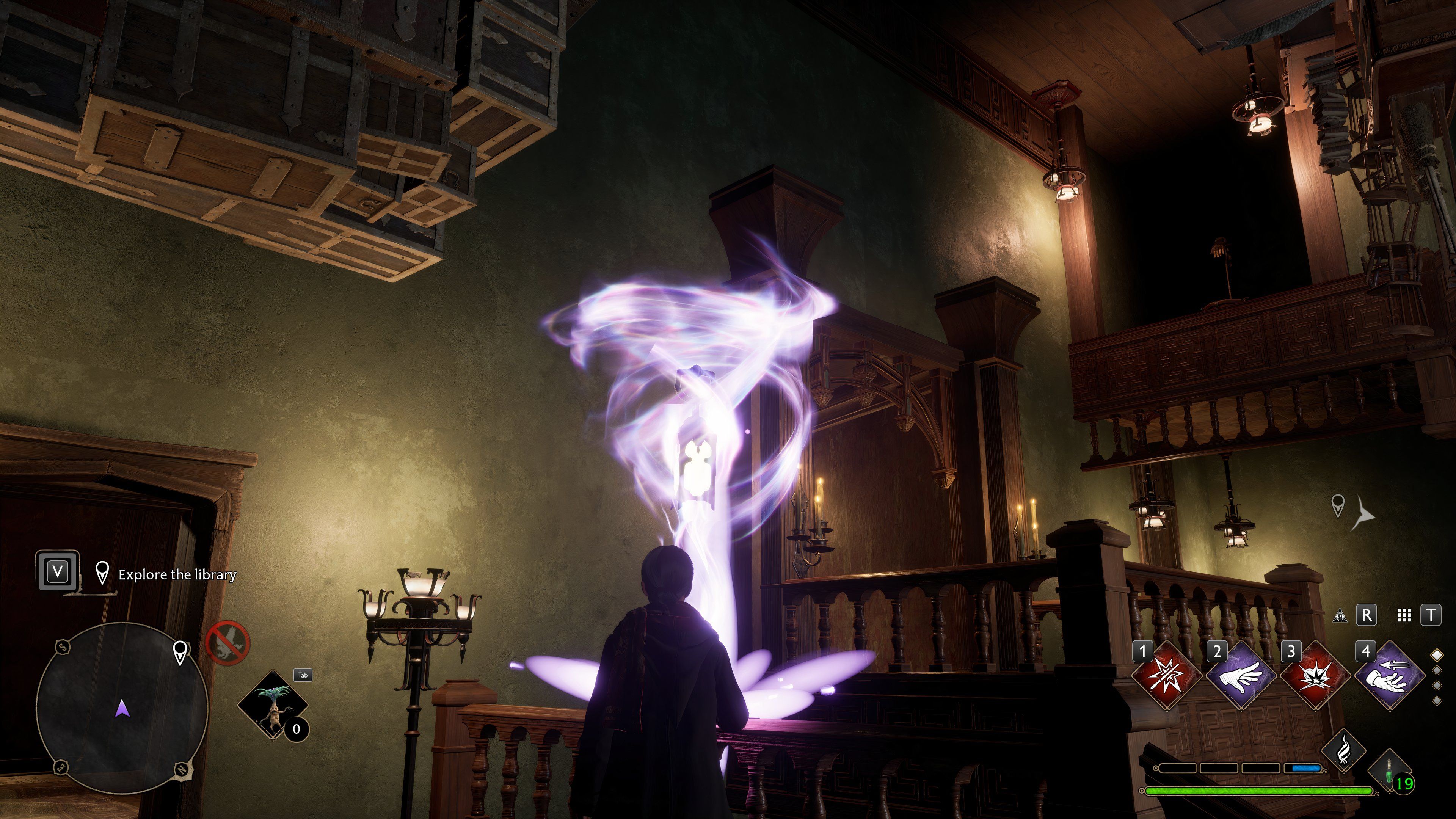Aluna da Grifinória usando Wingardium Leviosa para segurar uma lanterna mágica em pé na sala da biblioteca de cabeça para baixo no legado de Hogwarts