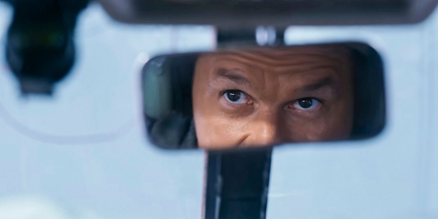 Mark Wahlberg mirando por el espejo retrovisor de un avión en Flight Risk