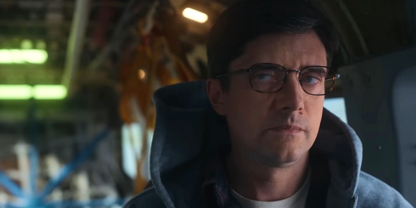 Topher Grace como um fugitivo olhando desconfiado para o lado no filme Flight Risk