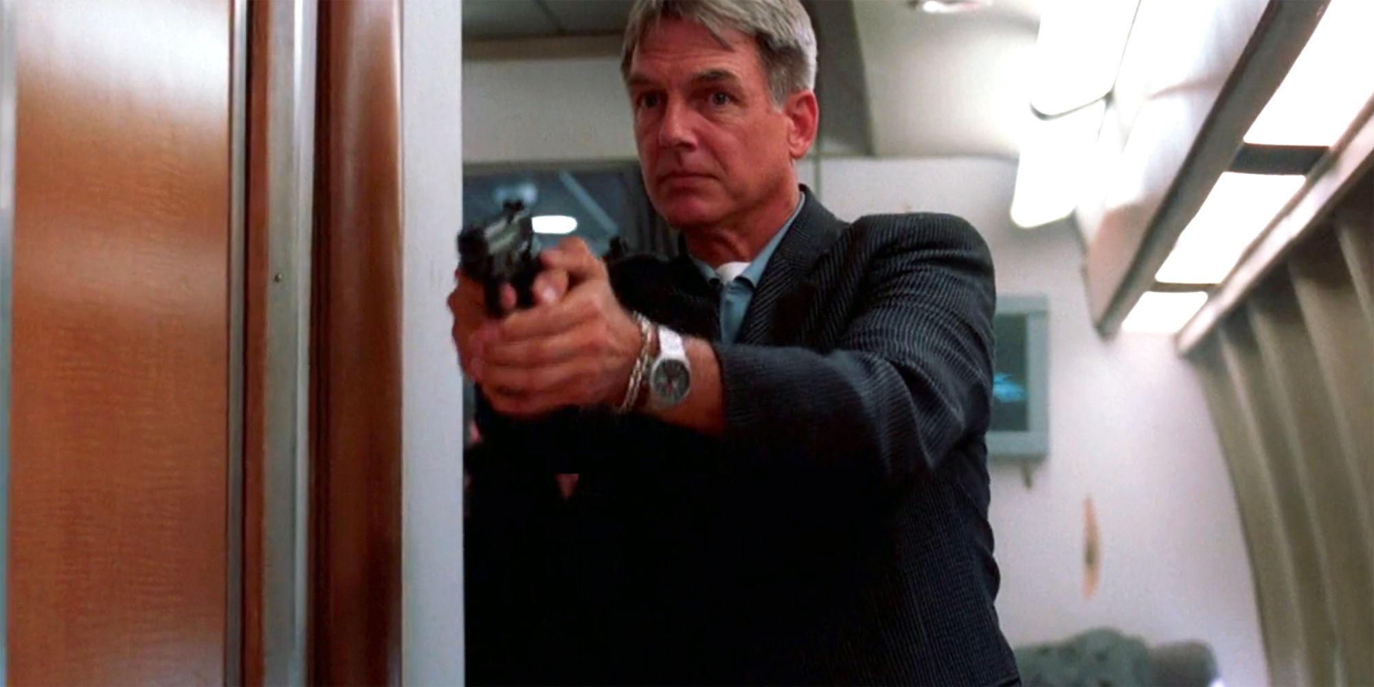 Gibbs disparando sua arma contra o Força Aérea Um em Yankee White NCIS