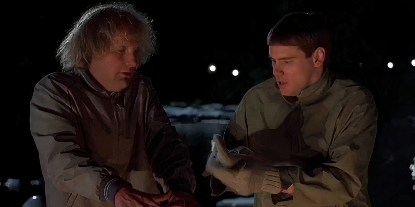 Harry (Jeff Daniels) and Lloyd (Jim Carrey) standing out in the cold at night in Dumb and Dumber