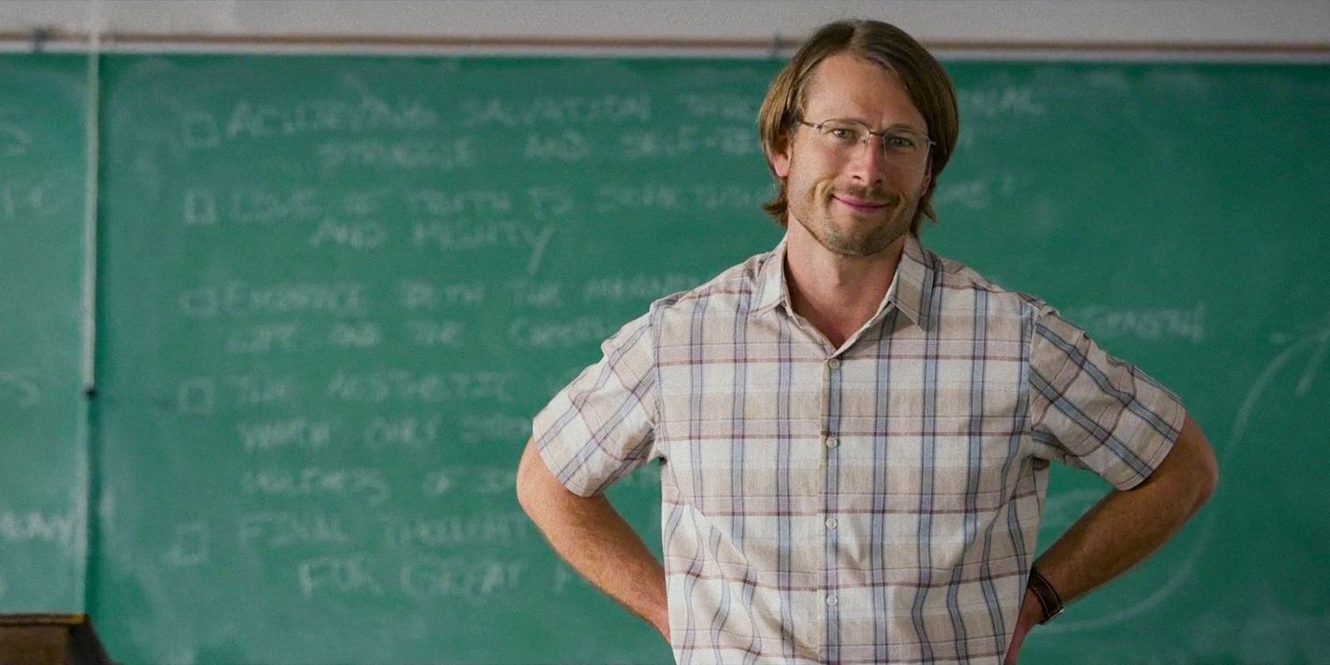 Gary Johnson (Glen Powell) como professor em uma sala de aula em Hit Man (2023)