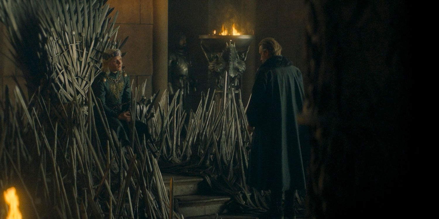 Otto Hightower (Rhys Ifans) aconselhando Aegon II Targaryen (Tom Glynn-Carney) no Grande Salão da Fortaleza Vermelha na Casa do Dragão, temporada 2, episódio 1