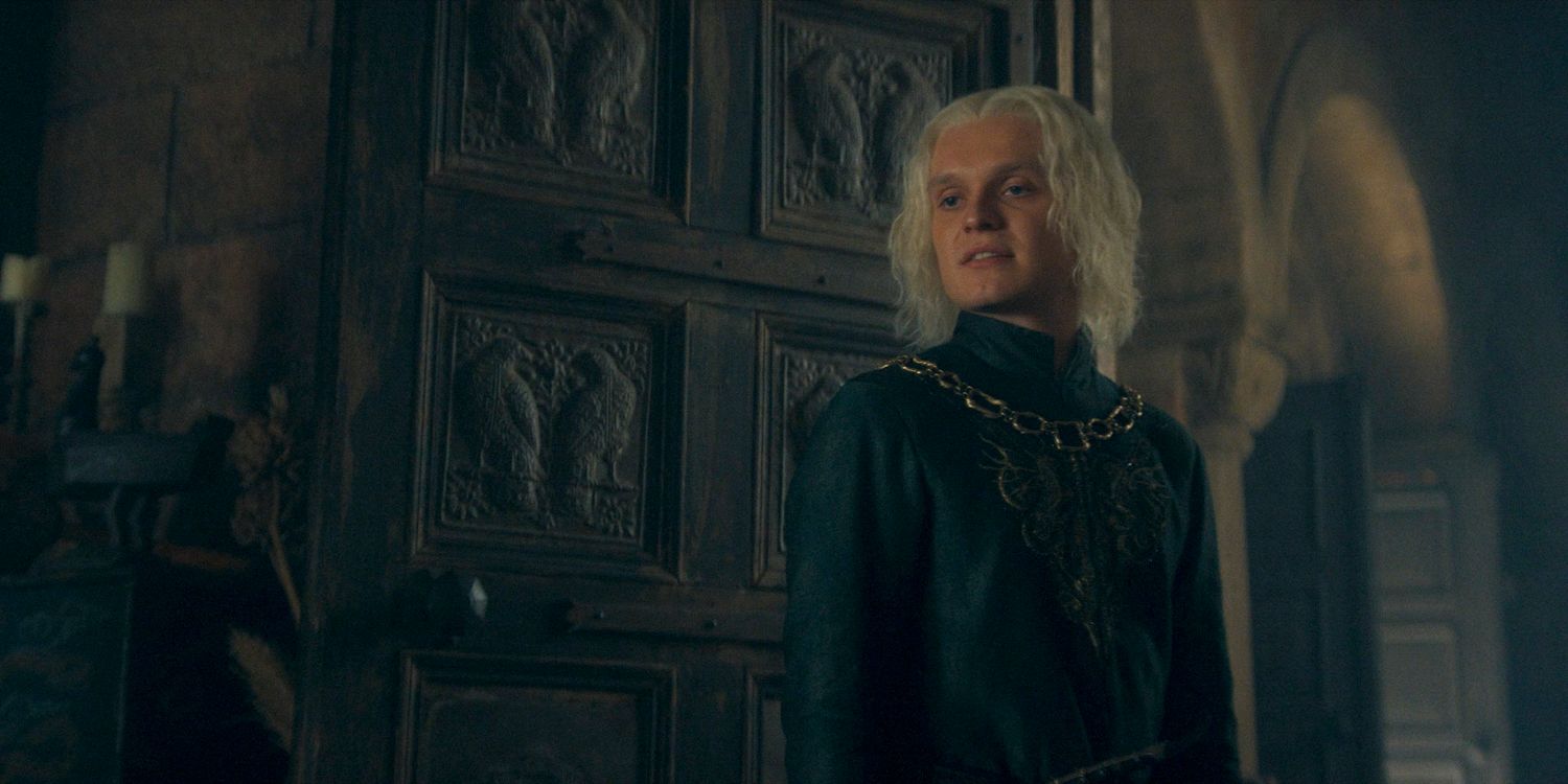 Aegon II Targaryen (Tom Glynn-Carney) lançando um olhar de desprezo no episódio 1 da 2ª temporada de House of the Dragon