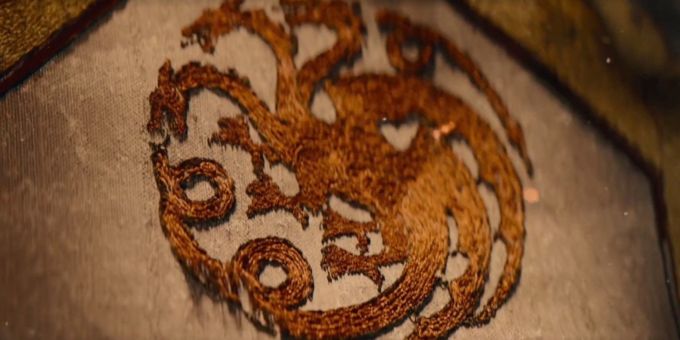 O sigilo da Casa Targaryen tecido na tapeçaria dos créditos de abertura da Casa do Dragão