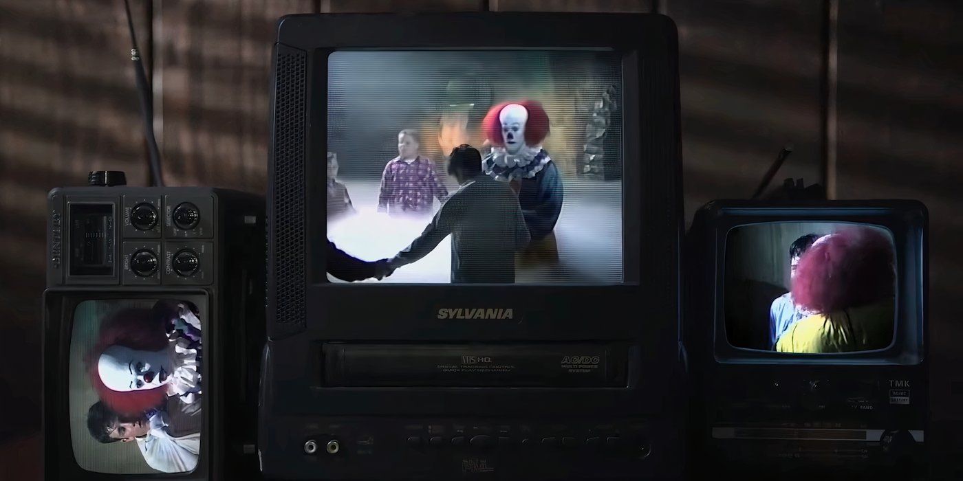 Imagens de It são vistas nas telas de TV no documentário It.