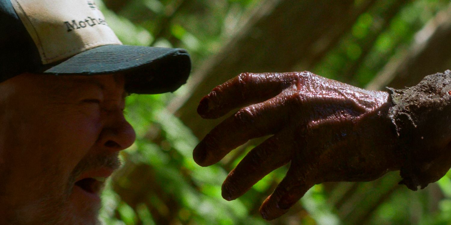 En Johnny de A Violent Nature: Explicación de la historia del origen del asesino, el motivo y el relicario dorado