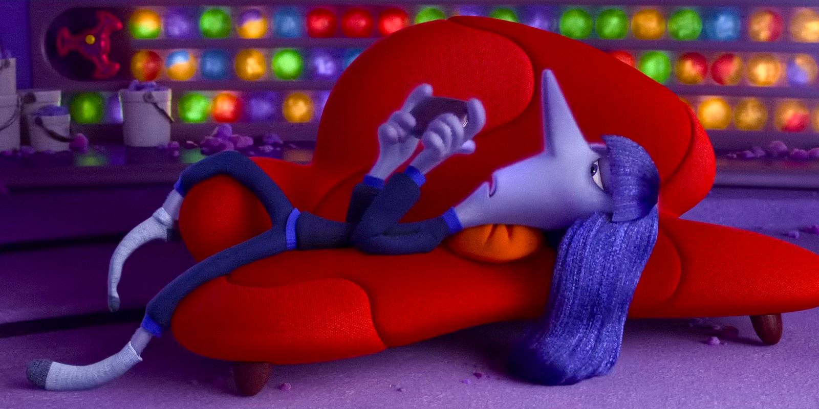 Ennui está tumbado en el sofá y pasa tiempo hablando por teléfono en Inside Out 2