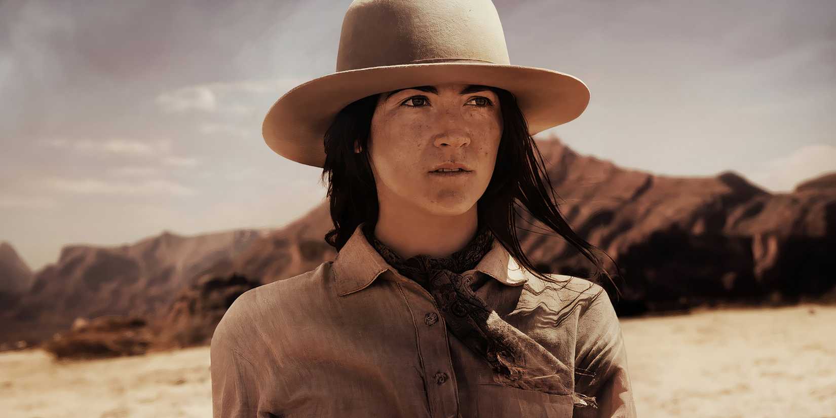 Isabelle Fuhrman as Diamond looking intently on a desert landscape in Horizon An American Saga