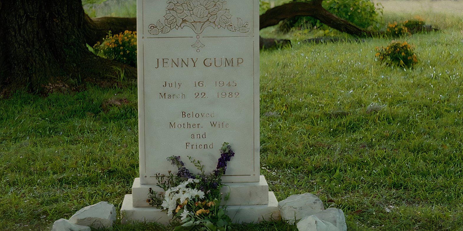 Uma lápide onde se lê "Jenny Gump, 16 de julho de 1945, 22 de março de 1987, Amada Mãe, Esposa e Amiga" de Forrest Gump