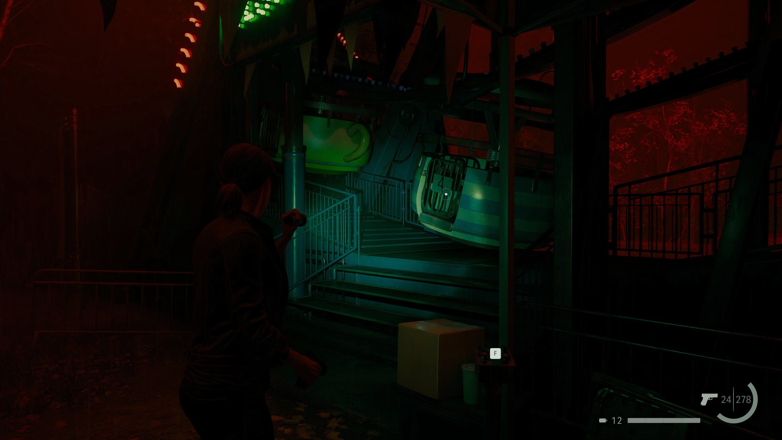Jesse Faden brilhando lanterna na xícara número 4 na roda gigante do Coffee World em Alan Wake 2 Night Springs DLC Episódio 2