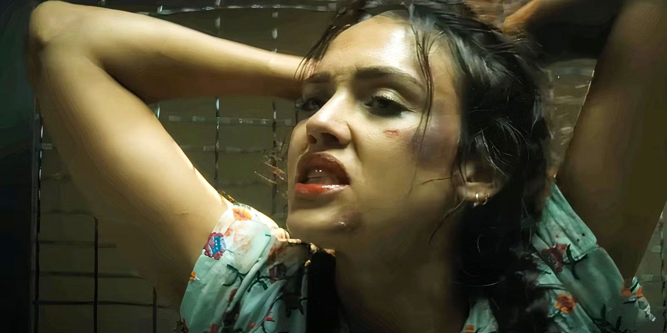 Jessica Alba como Parker ensanguentada e amarrada em Trigger Warning