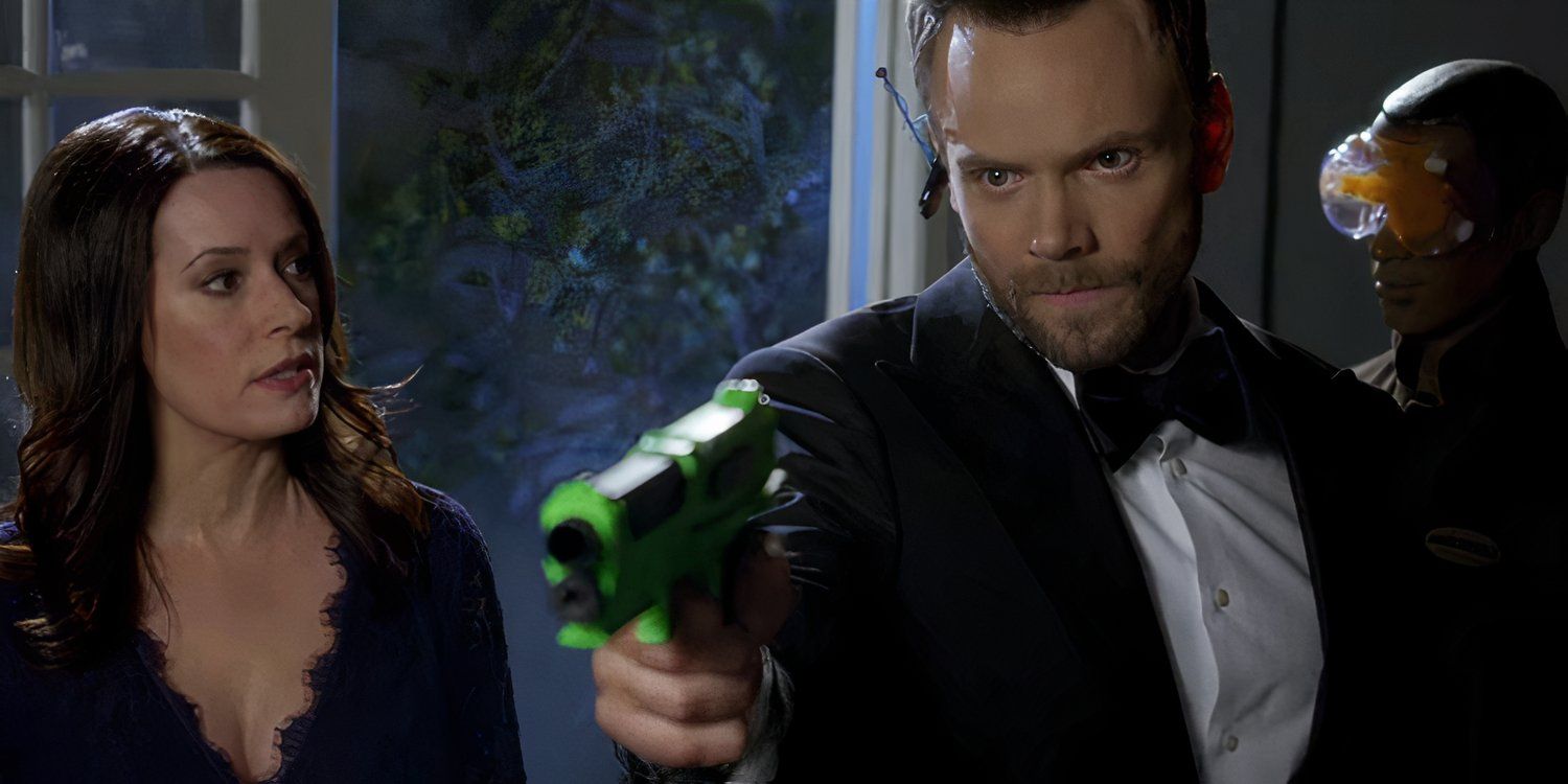 Joel McHale como Jeff Winger aponta uma arma de paintball em Modern Espionage Community