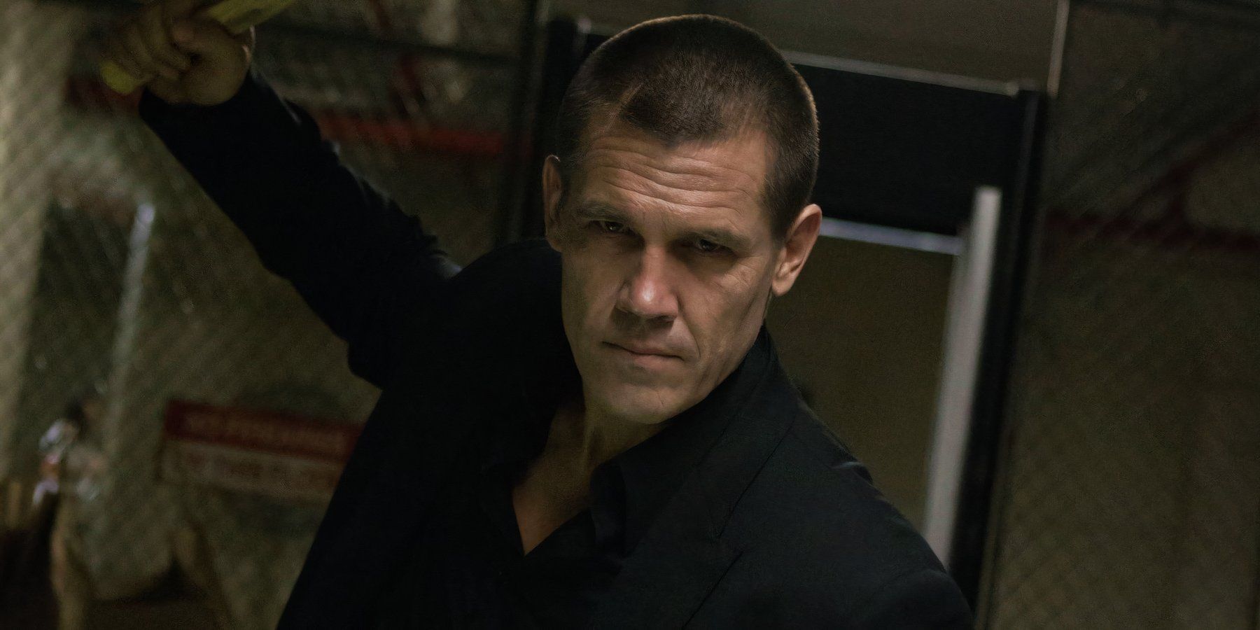 Josh Brolin holding hammer in Oldboy
