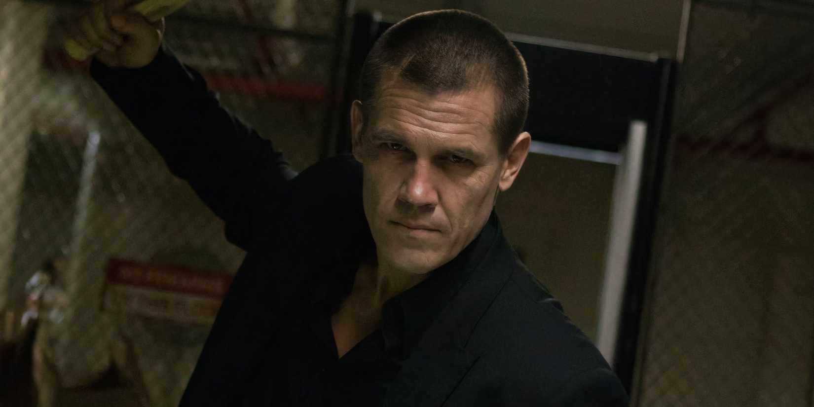 Josh Brolin holding hammer in Oldboy