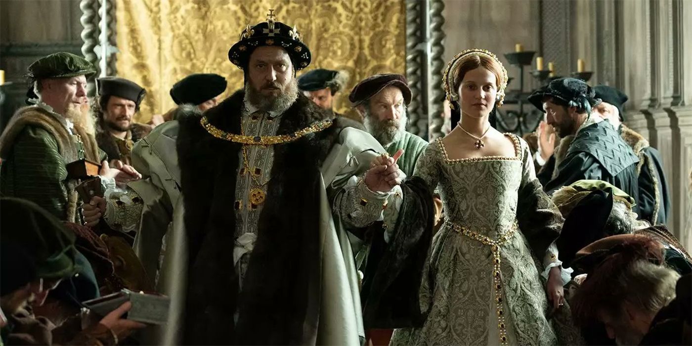 Jude Law como Henry VIII dançando com Alicia Vikander como Catherine Parr em Firebrand