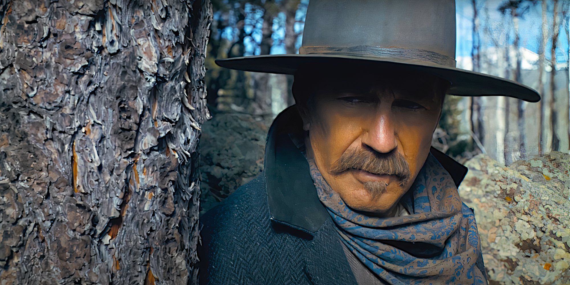 Kevin Costner espia por trás de uma árvore em uma cena de Horizon: An American Saga