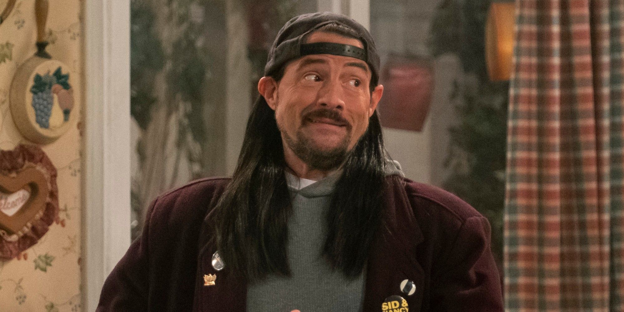 Kevin Smith como Sonny luciendo avergonzado en That '90s Show Parte 2