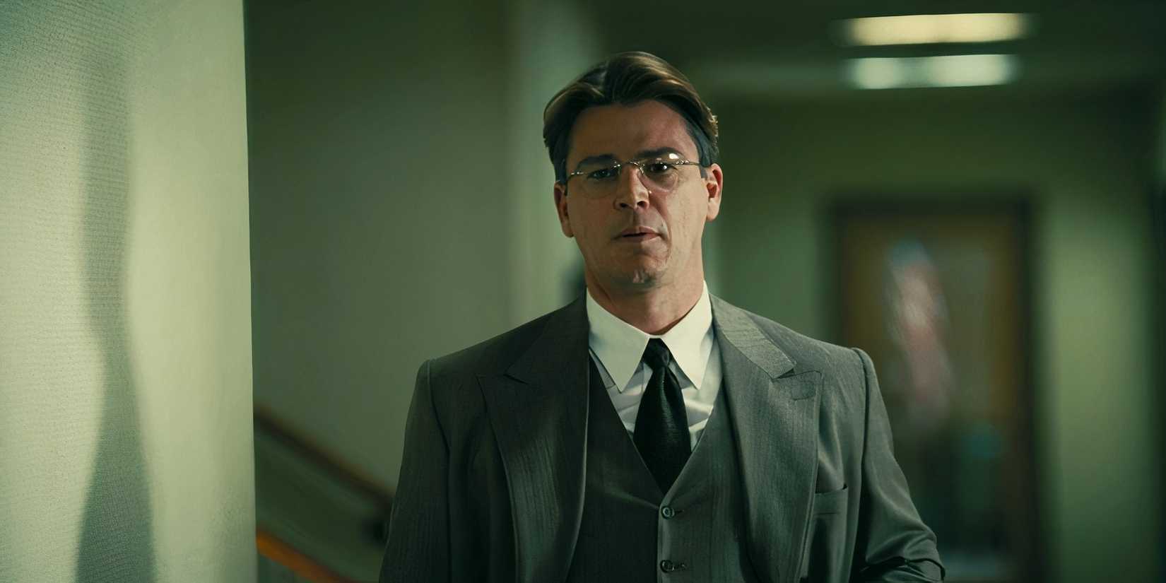 Ernest Lawrence (Josh Hartnett) at Oppenheimer's security hearing