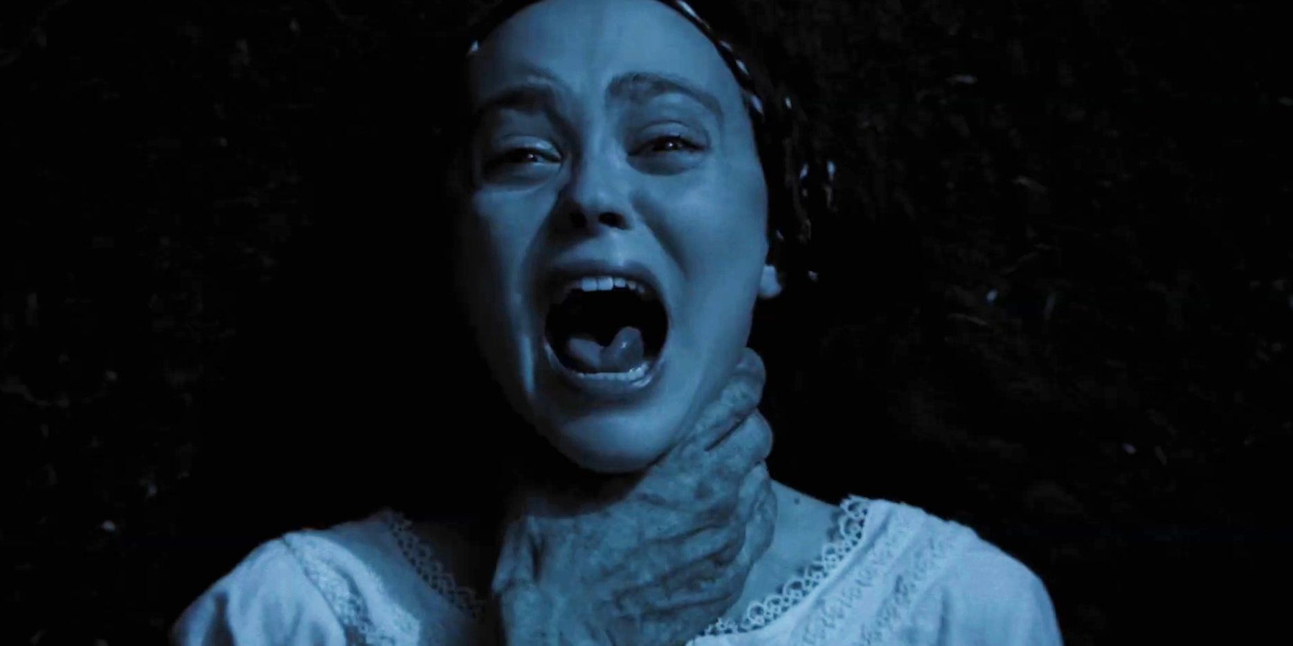Lily-Rose Depp grita cuando una mano monstruosa le agarra la garganta en Nosferatu