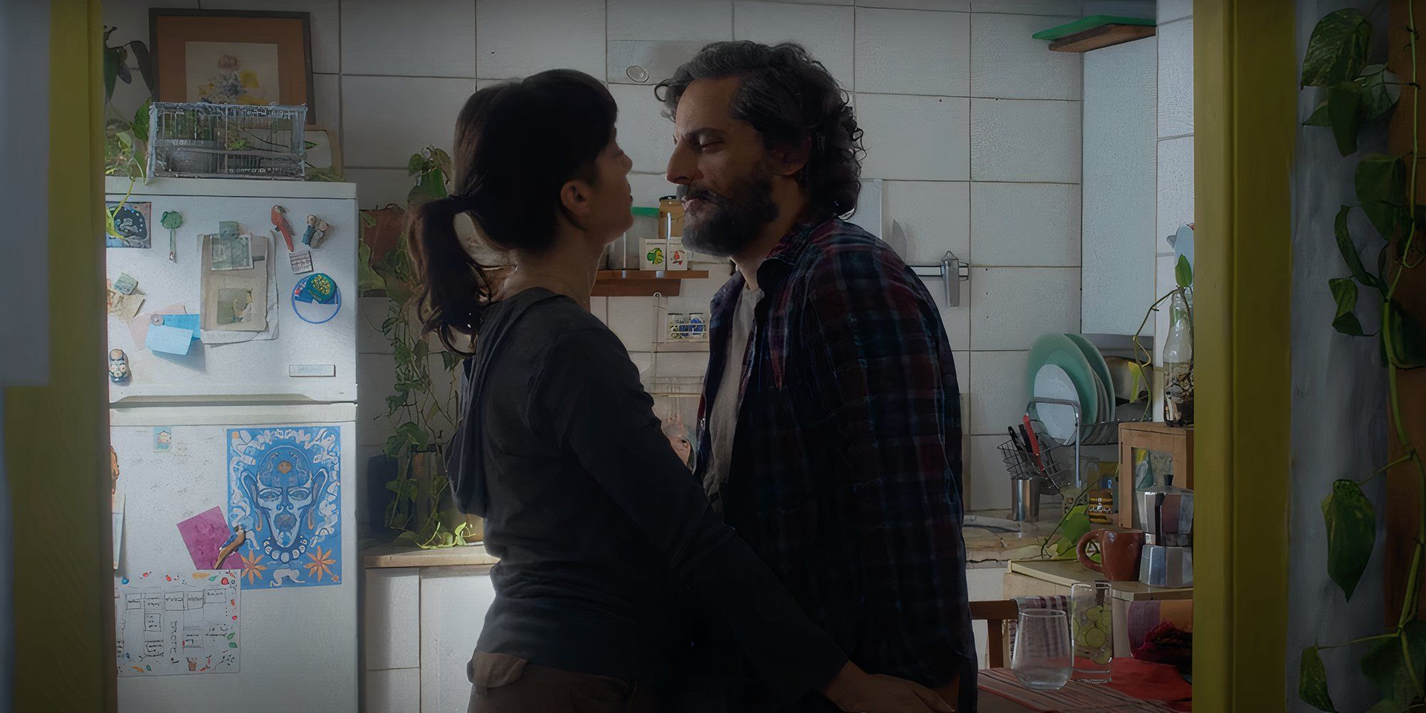 Luciana e Pablo se inclinam para se beijar em still do filme A Grama Recém Cortada-5