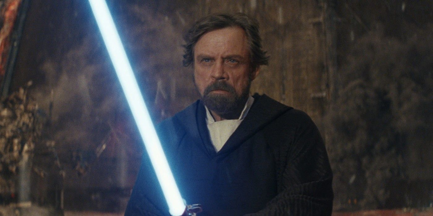 Luke Skywalker en Star Wars The Last Jedi sosteniendo la espada azul de Anakin