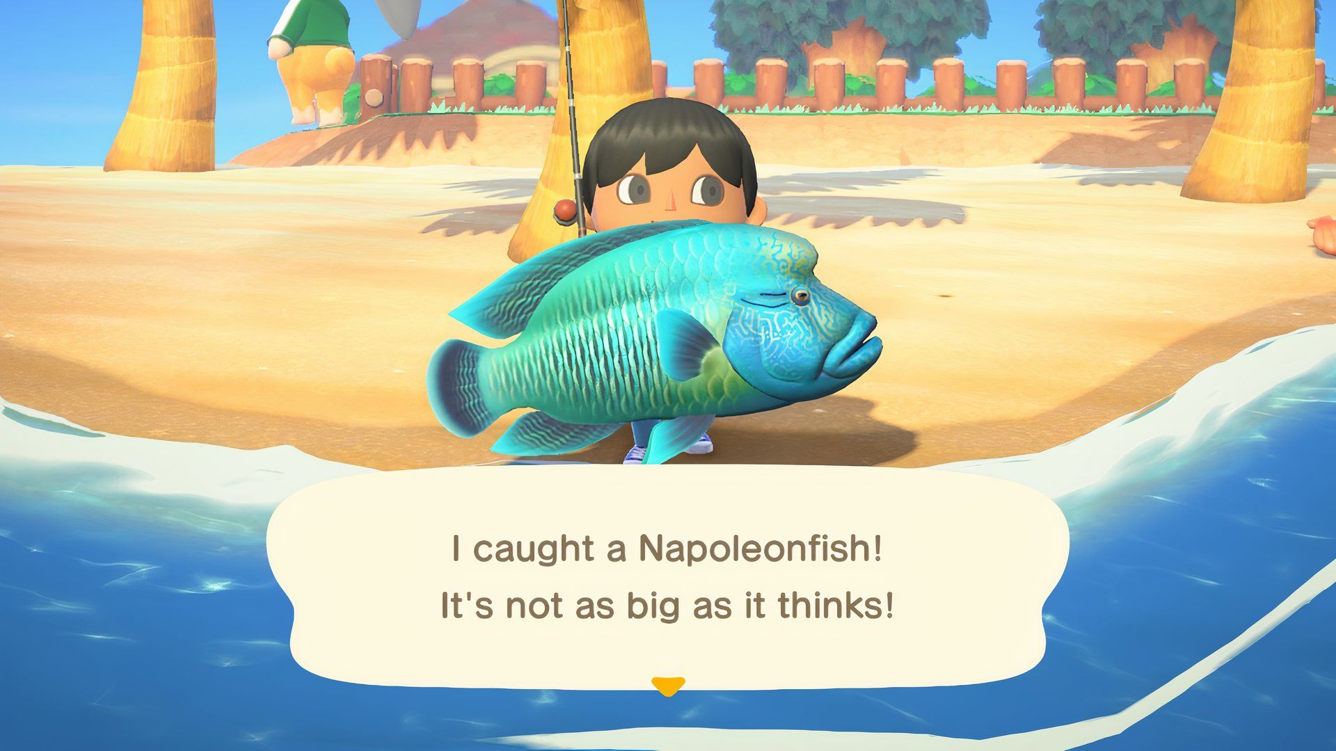 Jogador macho de Animal Crossing New Horizons exibindo peixe-napoleão gigante na praia perto de palmeiras