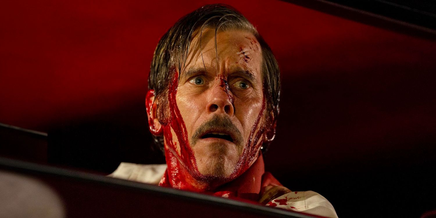 Kevin Bacon sebagai detektif swasta dengan darah di wajahnya di MaXXXine (2024) 