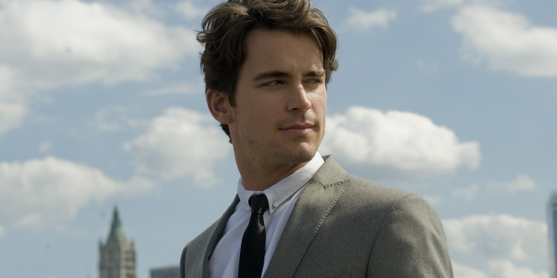 Neal olhando por cima do ombro em White Collar