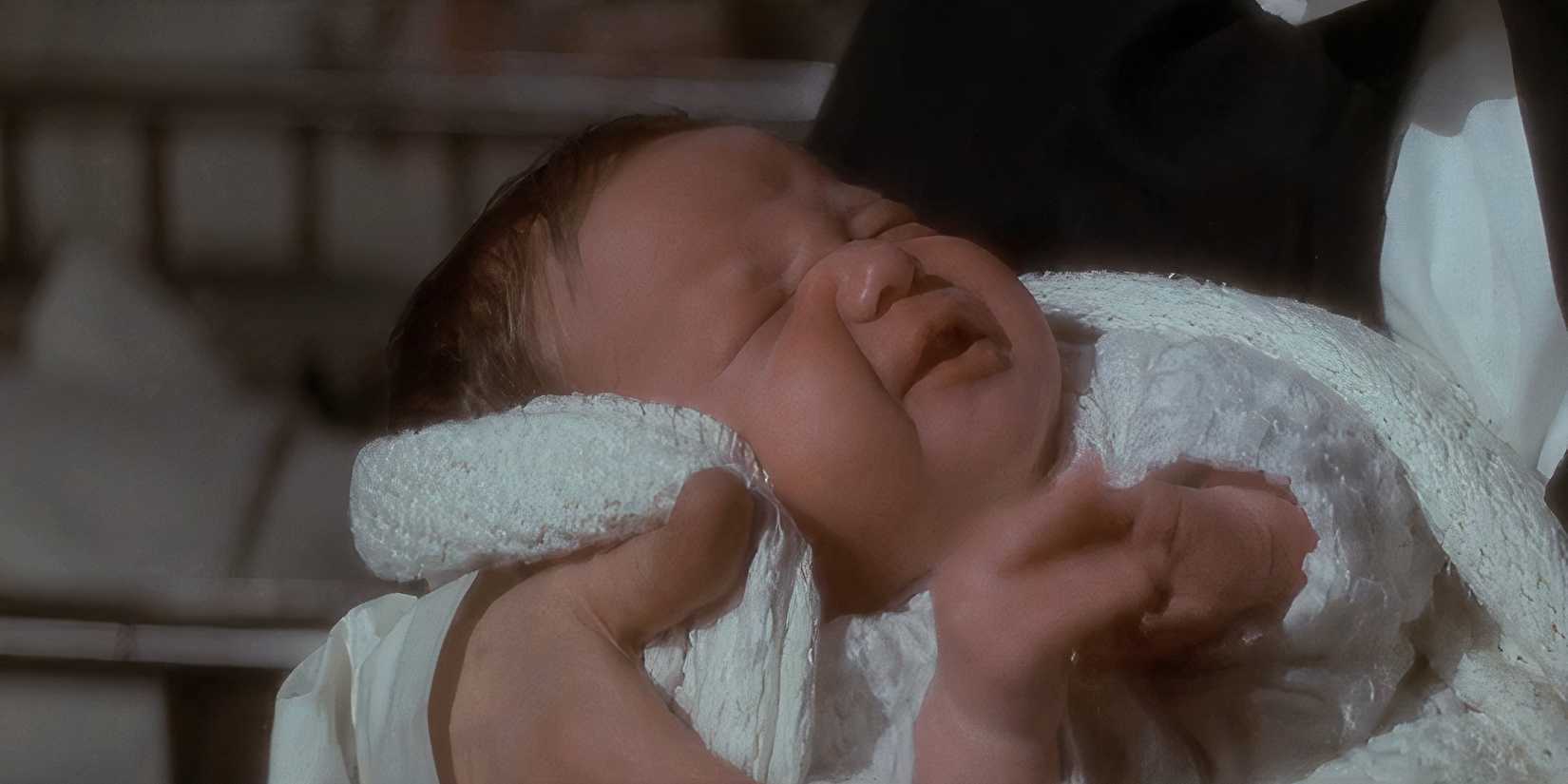 Noel O'Connell como bebê Damien no presságio