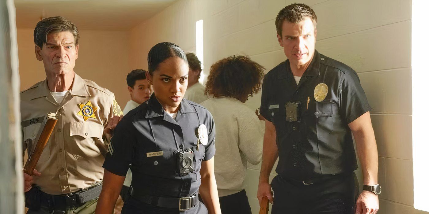 Nolan (Nathan Fillion) e Harper (Mekia Cox) em um salão parecendo conflituosos em The Rookie