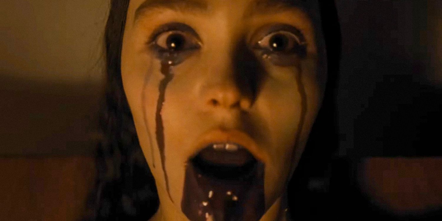 Ellen Hutter (Lily-Rose Depp) com sangue saindo da boca e dos olhos em Nosferatu