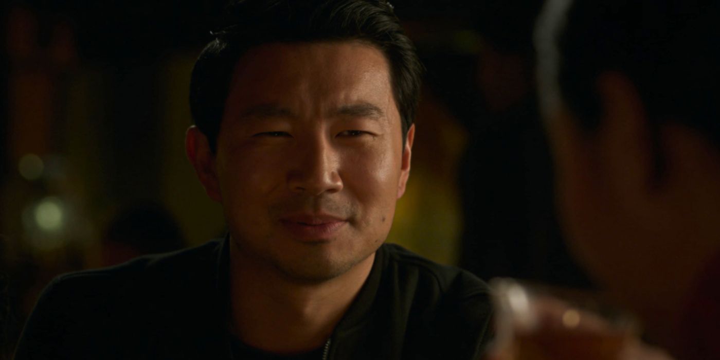 Simu Liu como Shang-Chi em Shang-Chi e a Lenda dos Dez Anéis (2021) parecendo fora da tela