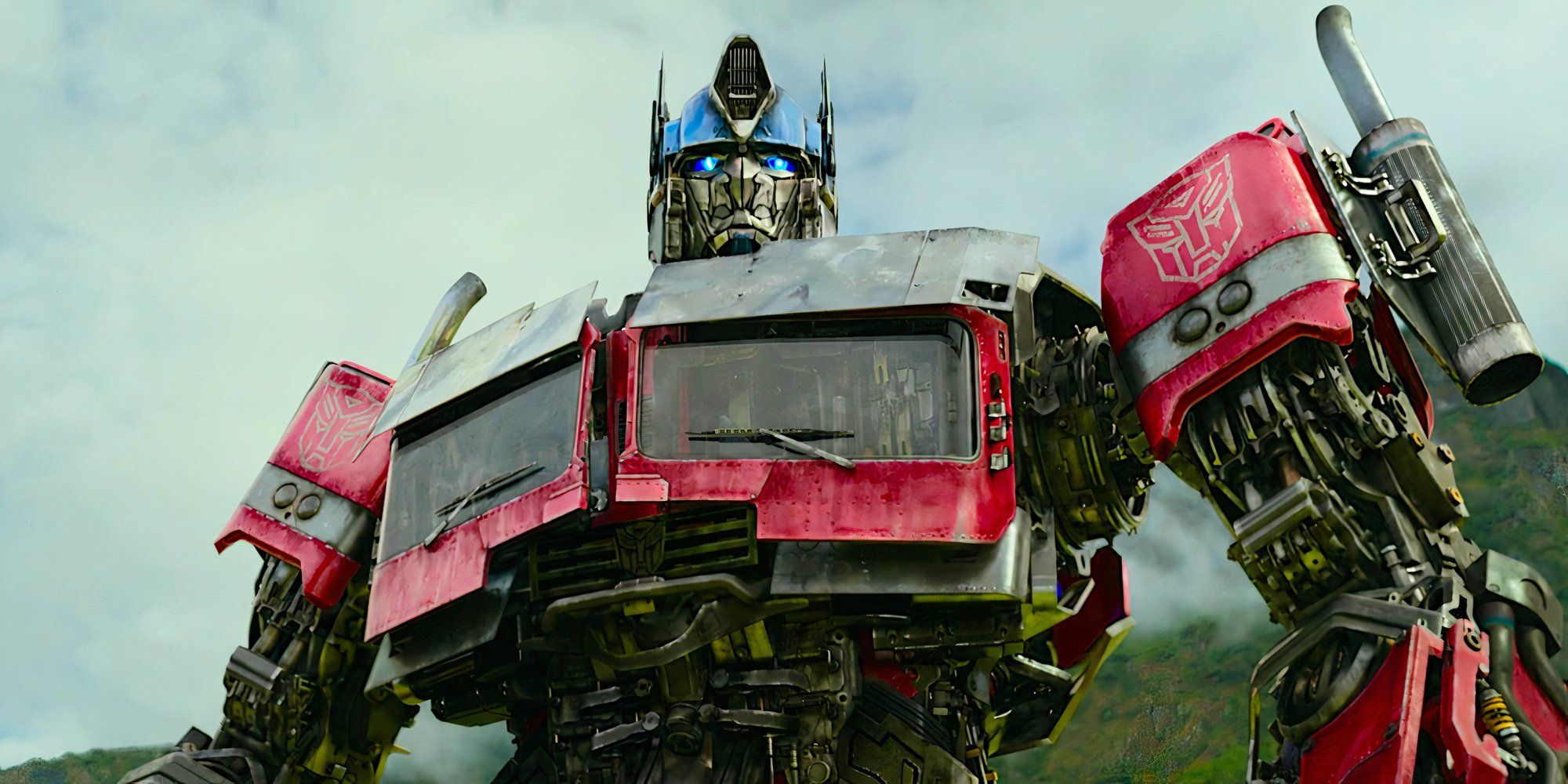 Optimus Prime posa heroicamente em Transformers Rise of the Beasts