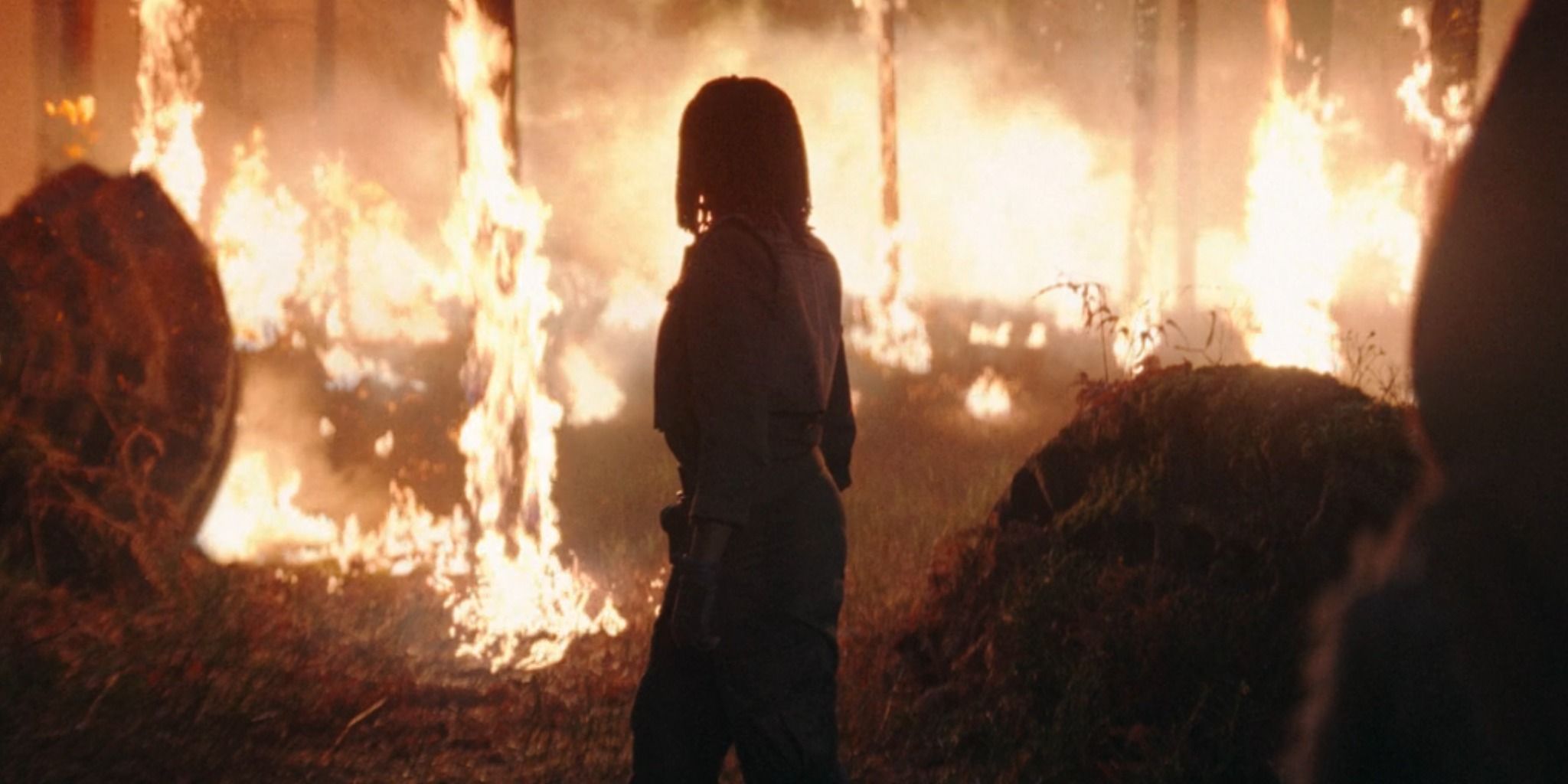 Usha observa cómo queman a Brindok en un flashback en The Acolyte