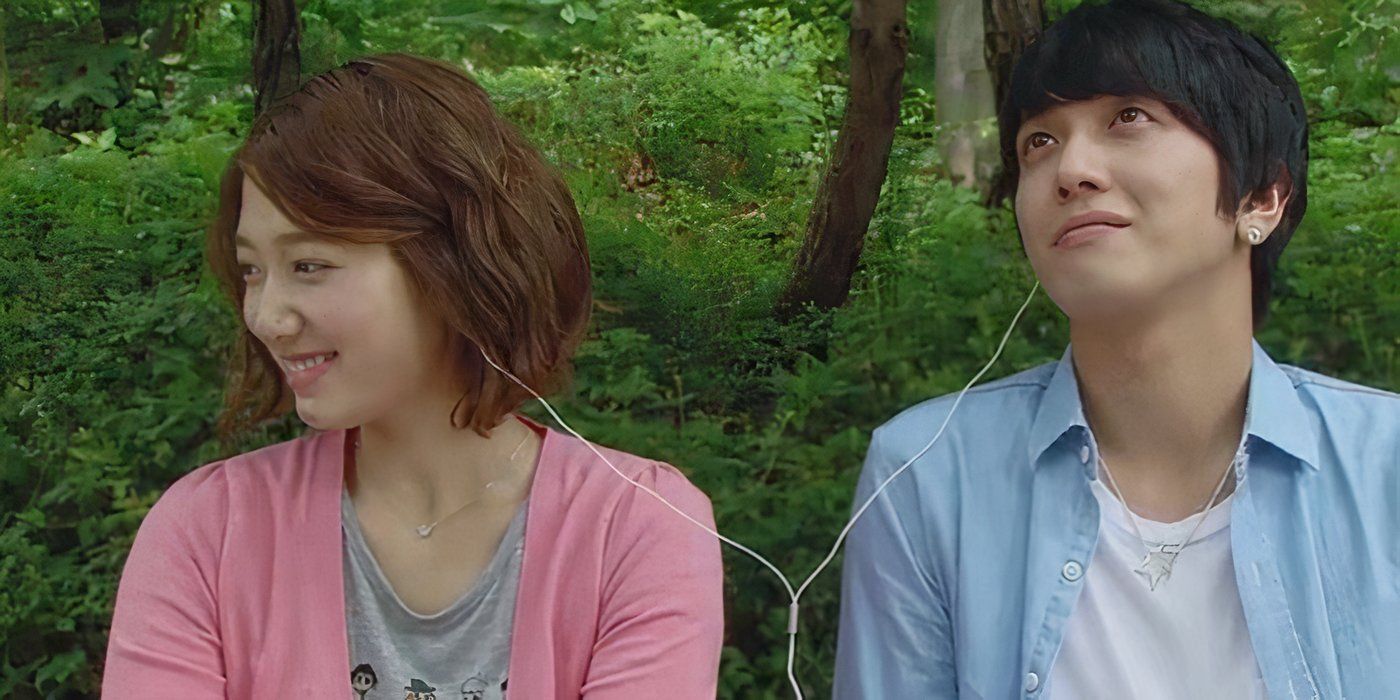 Park Shin-hye and Jung Yong-hwa sit next to one another and share wired headphones.