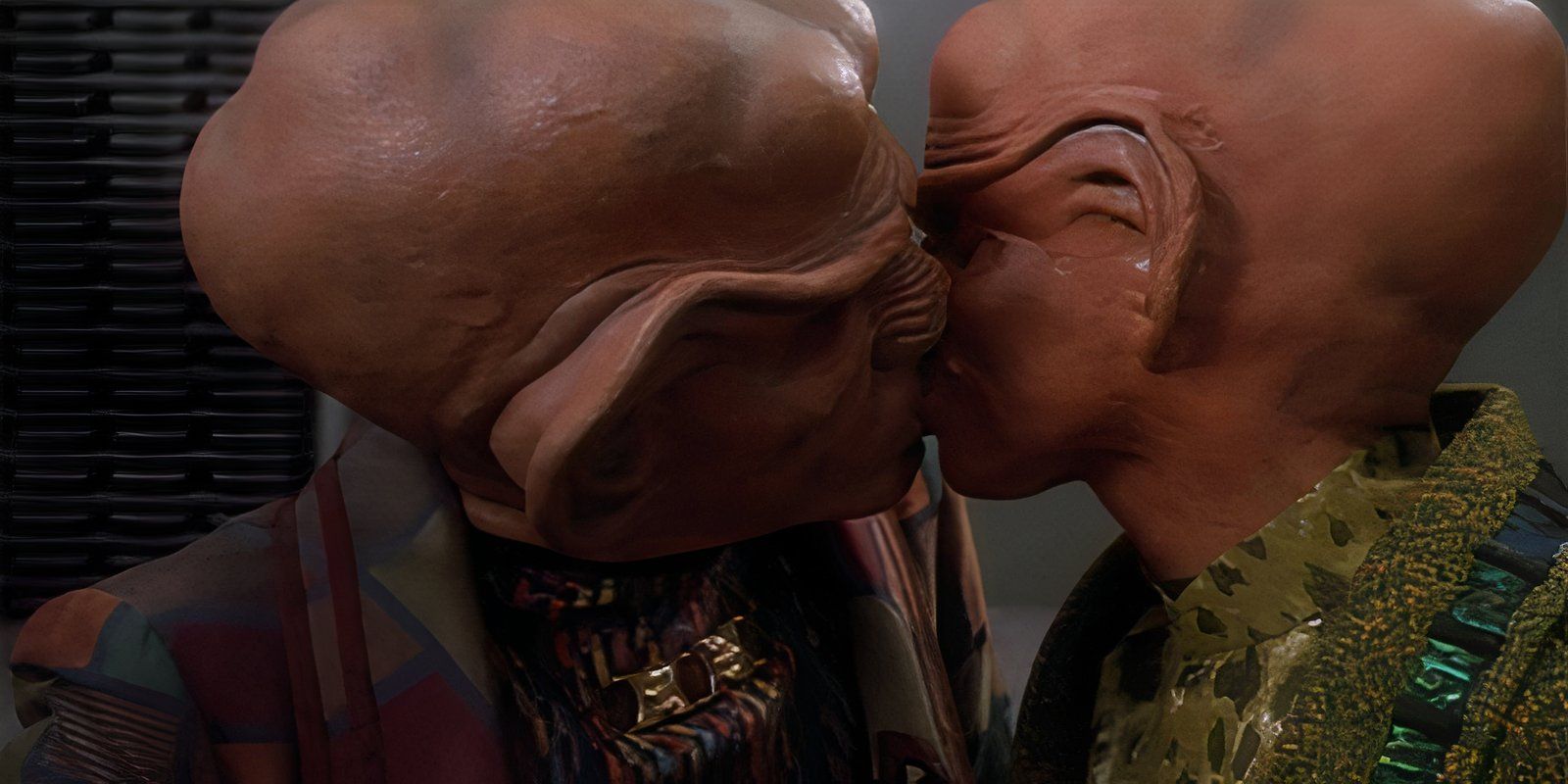 Quark (Armin Shimerman) and female Ferengi Pel (Hélène Udy) kiss in Star Trek DS9