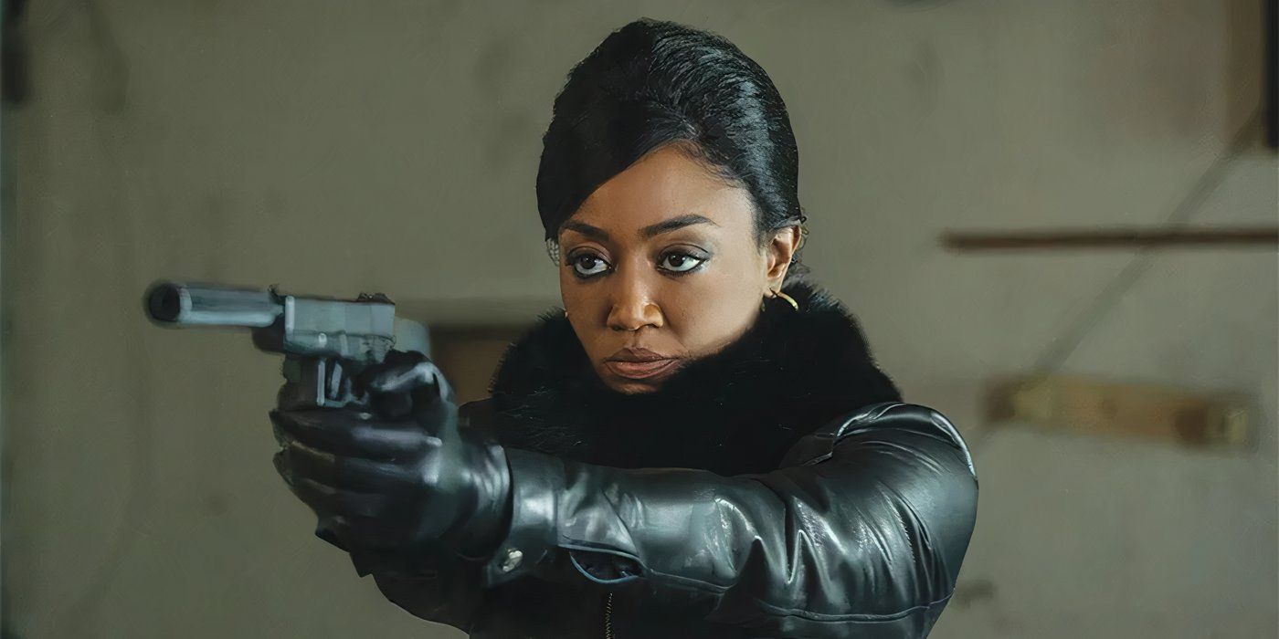 Patina Miller mientras Raquel apunta con un arma silenciada a alguien en Power III: Raising Kanan