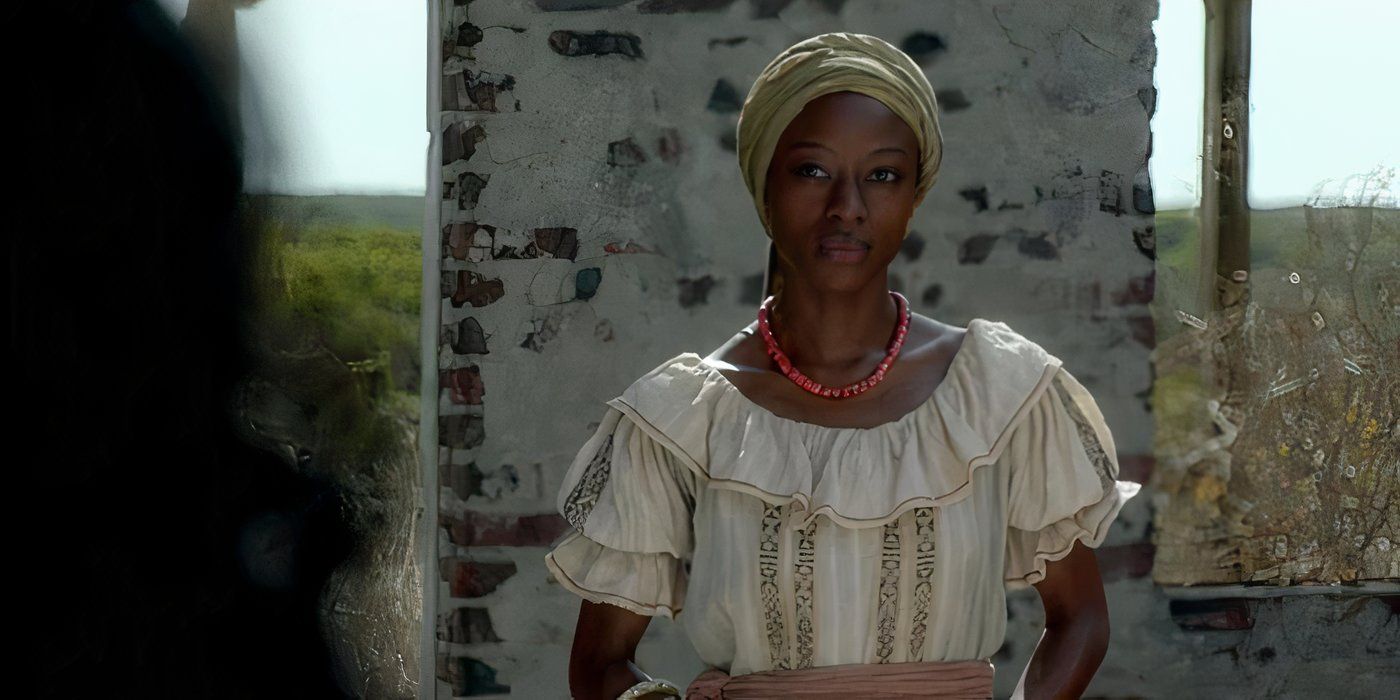 Sibongile Mlambo observa enquanto usa roupas de época no Black Sails