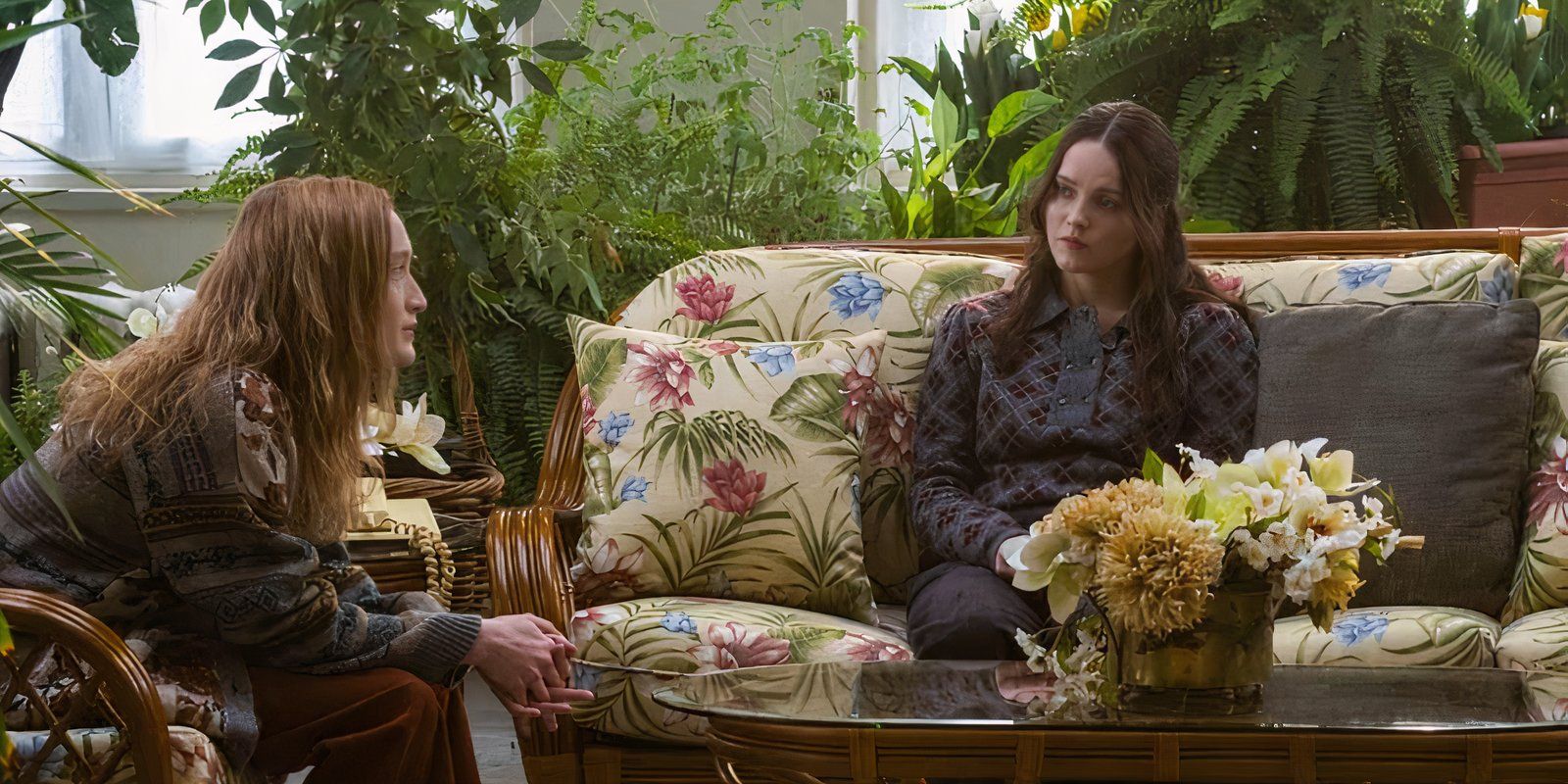 Rebecca Breeds e Marnee Carpenter sentam em sofás e conversam em Clarice