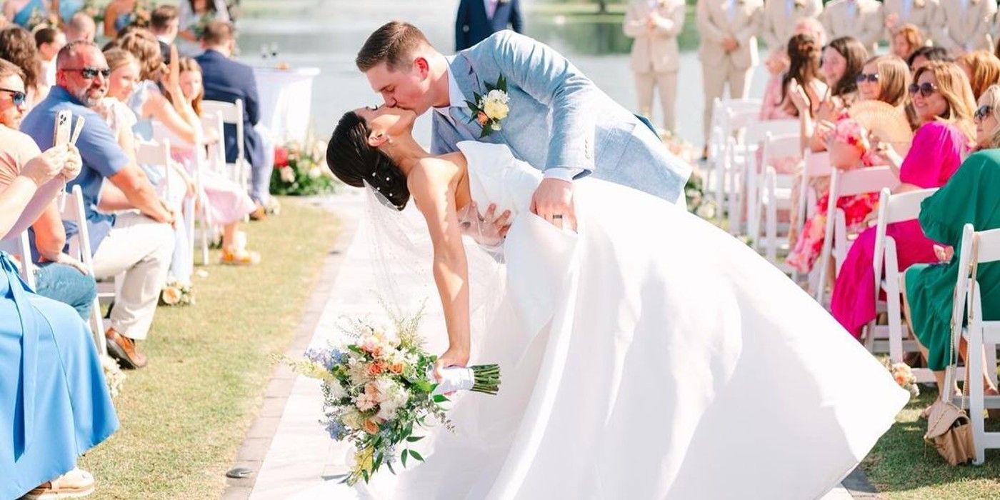 Reece Weaver e Will Allman, do America's Sweethearts DCC, se beijando em um vestido de noiva e terno, respectivamente, na frente de uma multidão.