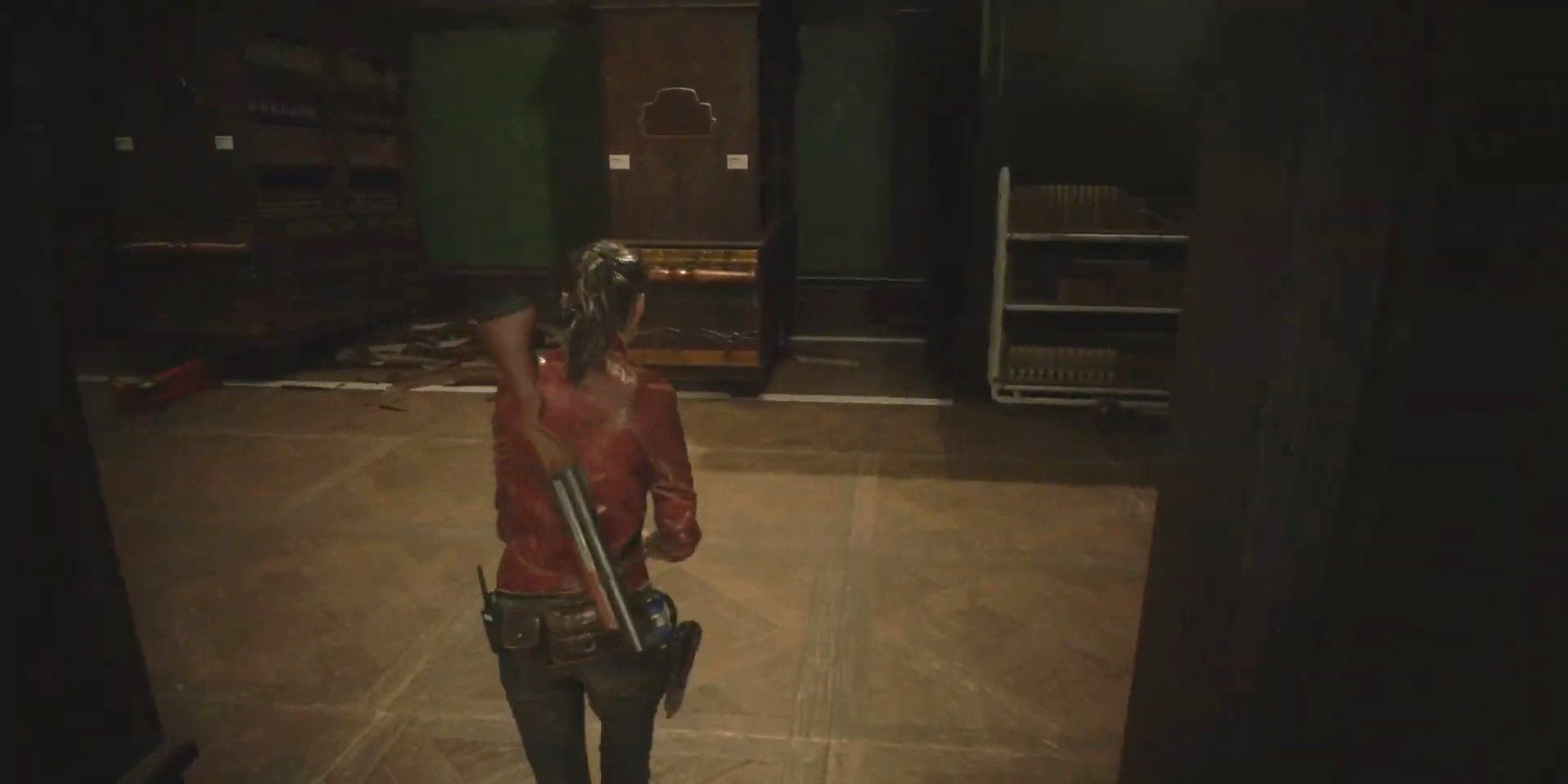 Claire entra na biblioteca em direção às prateleiras quebradas no Resident Evil 2 Remake
